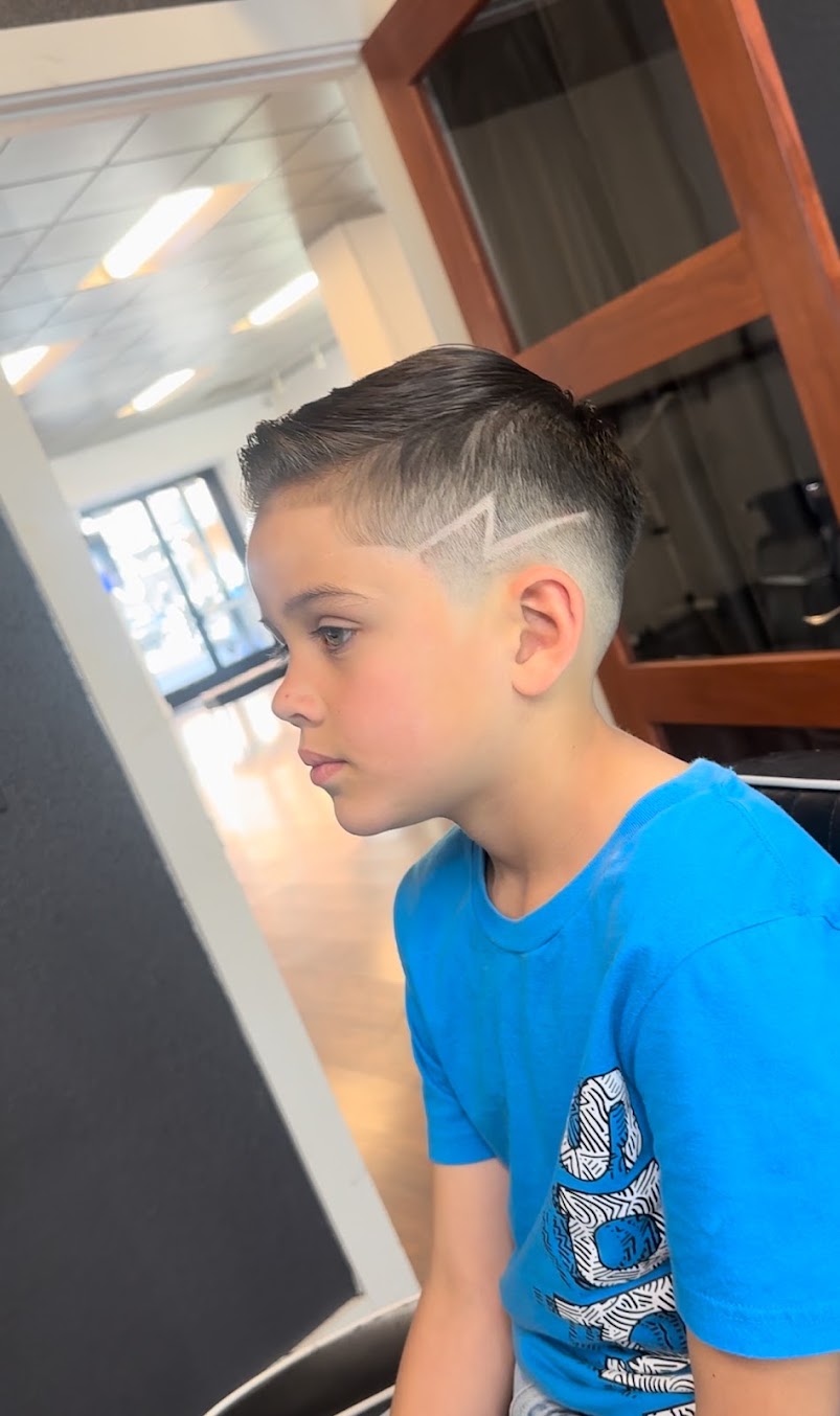 Haircut with a precise lightning design, by Cecilia